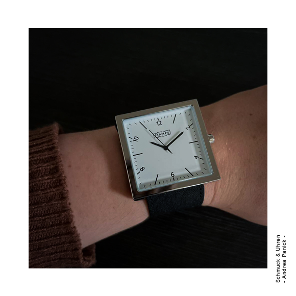 S.T.A.M.P.S. Armbanduhr zum Wechseln Rahmen aus Edelstahl weiß silber schwarz puristisch klassisch elegant vegan APUS221113